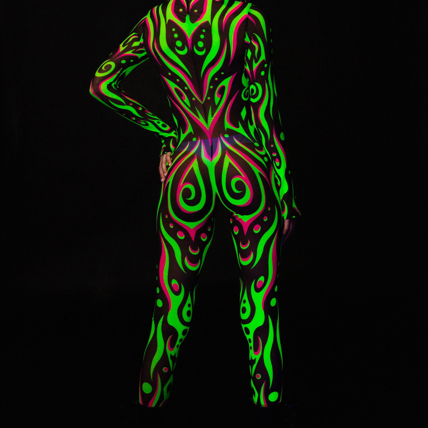 Solis Mesh Costume Festival, Performance